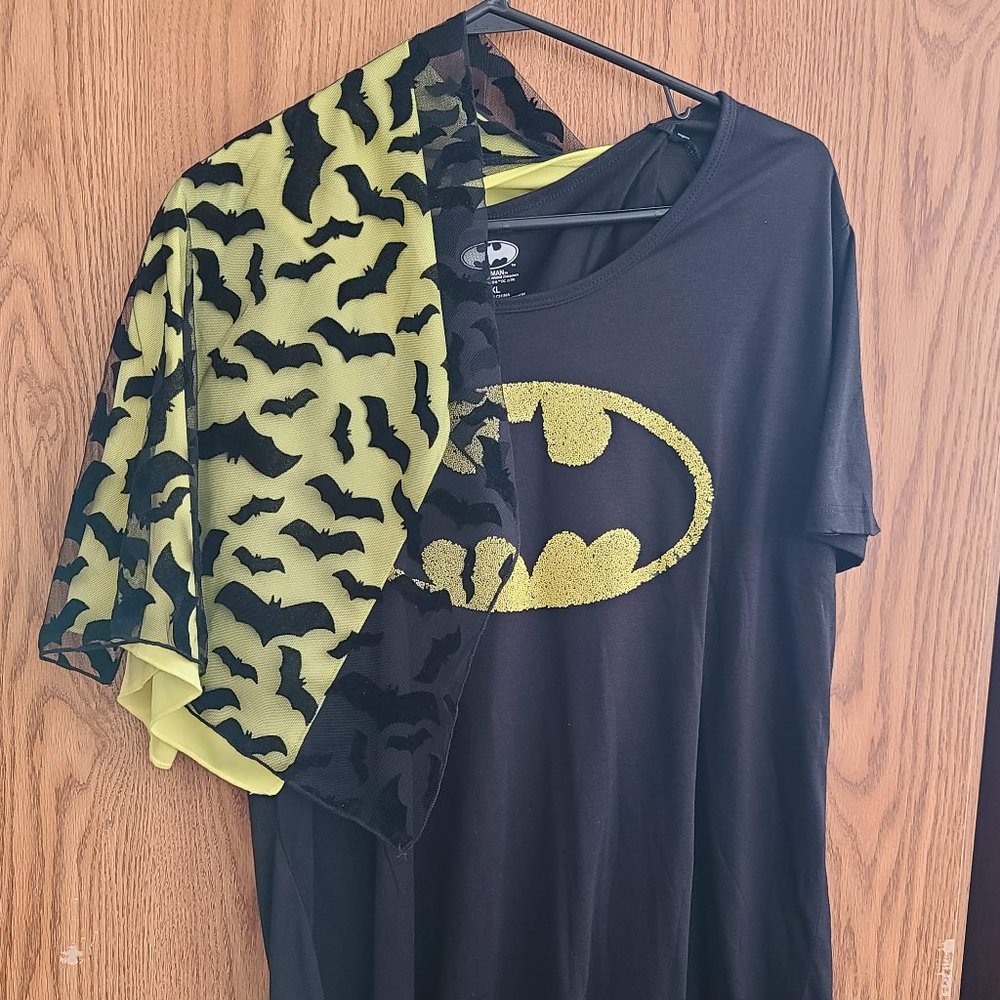 Batman 3xl shirt with cape attached